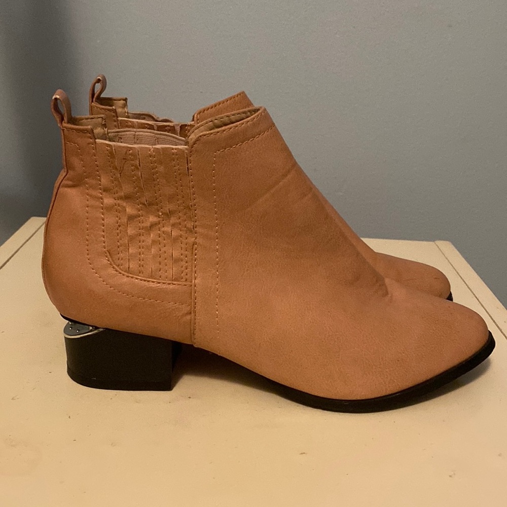 ⭐️HOST PICK⭐️ Rebel women’s boot heels size 9